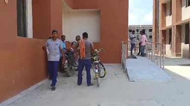 बेतिया: हरदिया गंडक ऑफिस के समीप बिजली की चपेट में आने से 8 वर्षीय बच्चे की मौत, जीएमसीएच में कराया गया पोस्टमार्टम।