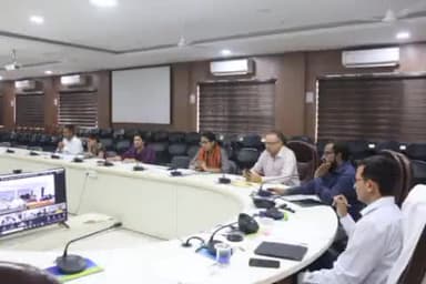 होशंगाबाद नगर: जिला कलेक्टर कार्यालय में DM नीरज कुमार सिंह ने CM हेल्पलाइन की शिकायतों का संतुष्टि पूर्वक निराकरण करने के दिए निर्देश