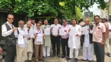 झांसी: झांसी महानगर से बुंदेलखंड क्षेत्र के 8 सांसदों को काला झंडा लगाकर बुंदेलखंड निर्माण मोर्चा ने भेजा पत्र