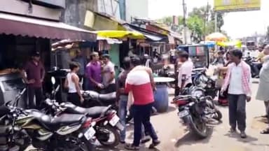 झांसी: झांसी के ईलाइट चौराहे पर दो पक्षों में हुई मारपीट, वीडियो सोशल मीडिया पर हुआ वायरल, पुलिस जांच में जुटी