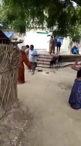 प्रतापगढ़: गोंडे ग्राम सभा में दबंगों द्वारा महिलाओं को पीटने का वीडियो हुआ वायरल, थाना कोतवाली नगर पुलिस जांच में जुटी