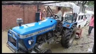 धनौरा: गांव ढींगरा में मुख्य रास्ते पर जल भराव होने के कारण फंसी कार, एसडीएम को दी गई सूचना