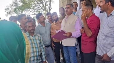 खुंडियां: विधायक संजय रत्न ने खुंडिया में सुनी लोगों की जनसमस्याएं, मौके पर कई समस्याओं का किया हल