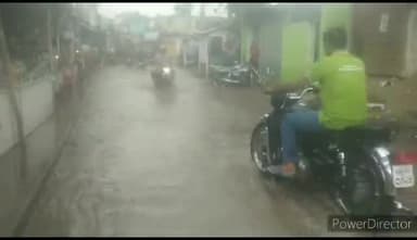 कहरा: भारी बारिश के कारण रहमान चौक की सड़कें हुई जलमग्न, आवागमन में राहगीरों को हो रही परेशानी