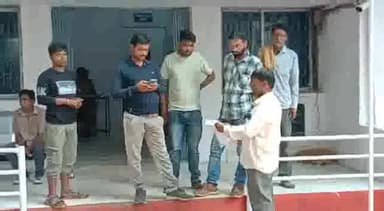 सागर नगर: स्मार्ट सिटी के तहत विस्ट्री वन कंपनी ने मजदूरों को नहीं दी मजदूरी, मजदूरों ने प्लांट के बाहर गेट बंद कर किया प्रदर्शन