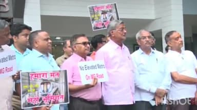 आगरा: संजय प्लेस में मेट्रो को लेकर व्यापारियों ने किया प्रदर्शन, एमजी रोड पर भूमिगत मेट्रो बनाने की मांग की