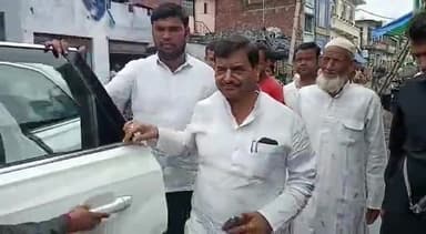 इटावा: सदर इलाके में सपा महासचिव शिवपाल सिंह ने कार्यकर्ताओं के घर पहुंचकर जाना हाल चाल, निकाय चुनाव की जीत पर दी बधाई