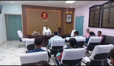 कहरा: समाहरणालय स्थित कार्यालय वेश्म में DM ने की विकास व जन कल्याणकारी योजनाओं की समीक्षात्मक बैठक, अधिकारियों को दिए निर्देश