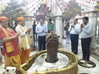 टीकमगढ़: जिले के नवागत कलेक्टर अवधेश शर्मा पहुंचे कुंडेश्वर धाम, भगवान भोलेनाथ के किए दर्शन