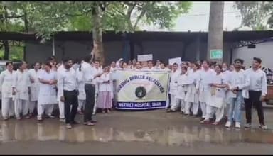 पीथमपुर: पीथमपुर में नर्सिंग एसो.की हड़ताल लगातार तीसरे दिन भी रही जारी, बरसते पानी में भजन गाकर व नारे बाजी कर किया प्रदर्शन