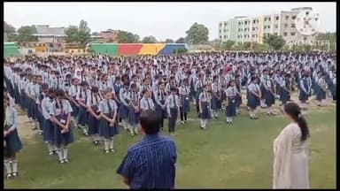 प्रतापगढ़: सड़क हादसे में 12 की मौत मामले संस्कार ग्लोबल स्कूल टेउंगा मेंछात्र छात्राओं शिक्षकों व कर्मियों ने दी श्रद्धांजलि