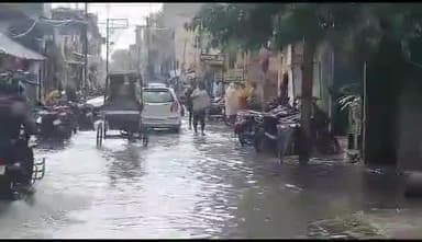 फारबिसगंज: फारबिसगंज मैं बारिश ने बिगाड़ी पोस्ट ऑफिस चौक सदर रोड शहर में सड़कों की सूरत जलभराव से जन जीवन हुआ अस्त व्यस्त