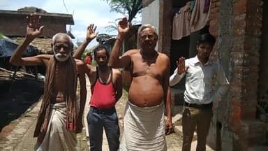 अतर्रा: नई दुनिया महुआ के ग्रामीणों ने जलभराव व नई सड़क के निर्माण की मांग को लेकर किया प्रदर्शन।