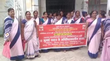 चेरिया बरियारपुर: समुदायिक स्वस्थ्य केन्द्र के मुख्य द्वार पर आशा कार्यकर्ताओं ने अनिश्चितकालीन हड़ताल पर बैठी सरकार से मानदेय में वृद्धि
