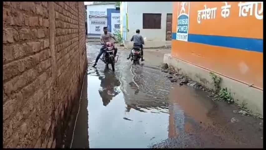 #chaumahla बारिश ने ड्रेनेज सिस्टम की खोली पोल, गंदगी और पानी का लगा जमावड़ा,नाले पर बना अतिक्रमण से नही हुई सफाई