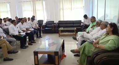 गोंडा: सर्किट हाउस में सिंचाई व बाढ़ नियंत्रण मंत्री स्वतंत्र देव सिंह ने अधिकारियों के साथ की समीक्षा बैठक