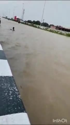 कन्नौज: कन्नौज का नेशनल हाइवे बना स्वमिंगपुल नहाते हुए लोगो का वीडियो सोशल मीडिया पर हुआ वायरल.