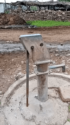 शाहबाद ग्राम bamangawan 1महीने से टूटा डाल है हेड पंप कार्यकर्ता नहीं दे रहे ध्यान फोन करने पर नहीं आ रहे हैं