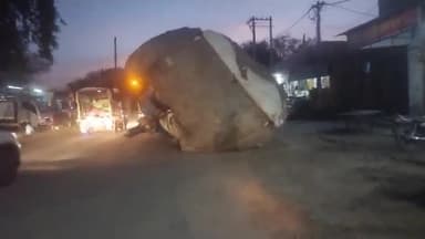 हिसार: भुना रेलवे फाटक के पास ट्रॉली का हुक टूटने से तुडे से भरी ट्रॉली पलटी