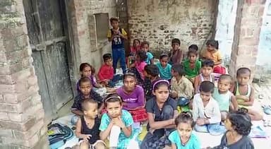 भीम आर्मी नि:शुल्क पाठशाला सहगवां में बहन लवली गौतम ने बच्चों को पूछती हुए। @bhimarmychief