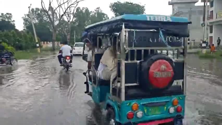 कटारपुर पेट्रोल पंप के पास बारिश का पानी सड़क पर आने से कांवडियों को हो रही दिक्कतें #barish #kavad #katarpur