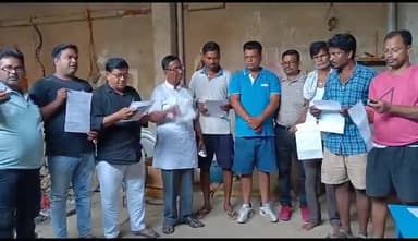 भाकपा माले के नये सदस्यों को करमनटोला मे सपथ दिलाजे नेतागण - क्यामुद्दीन अंसारी