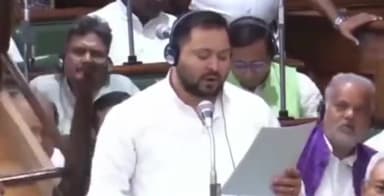 पटना ग्रामीण: सदन में उपमुख्यमंत्री तेजस्वी यादव जब सवाल का जवाब दे रहे थे तो पूर्व मंत्री नीरज बबलू ने तेजस्वी यादव पर उठाई कुर्सी