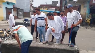 रामपुर: मोहल्ला खटकान शान मैरिज हॉल के निकट बने नाले की AAP नेता मामून शाह खान ने करवाई सफाई, जलभराव से परेशान थे लोग