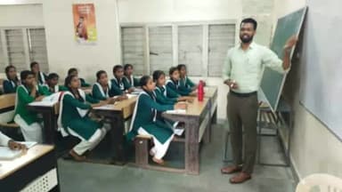 सागर नगर: अनुविभागीय अधिकारी ने शासकीय हाई स्कूल बड़कुआ पहुंचकर कक्षा नवमी एवं दसवीं के छात्रों को सामाजिक विज्ञान का अध्ययन कराया