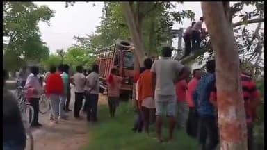बेतिया: सरस्वती शिशु विद्या मंदिर के समीप बालू लदा ट्रक अनियंत्रित होकर पेड़ से जा टकराया