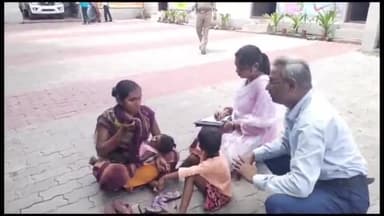 रायबरेली: रायबरेली डीएम कार्यालय के बाहर धरने पर बैठी अपनी बेटियों के साथ मां लगाई न्याय की गुहार