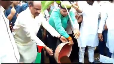 लाडपुरा: आवँली रोझड़ी वन क्षेत्र में वृक्षारोपण कर लोकसभा स्पीकर ने कहा- पर्यावरण को बचाने के लिए पौधरोपण को बनाएं जन आंदोलन