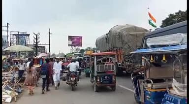 बेगूसराय: बस स्टैंड के पास बुधवार की दोपहर लगा वाहनों का जाम, लोगों को हुई परेशानी