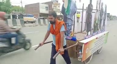 इटावा: ओड़िशा से दिल्ली के लिए क्रांतिकारियों का रथ लेकर निकला शख्स पहुंचा इटावा, 1 अगस्त को पहुंचेगा दिल्ली