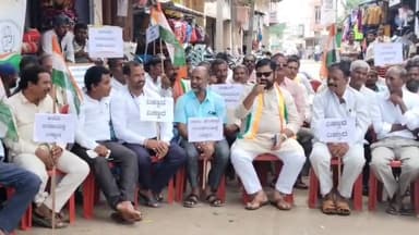 ಶಿರಹಟ್ಟಿ: ಪಟ್ಟಣದ ಗಾಂಧಿ ಪ್ರತಿಮೆ ಮುಂಭಾಗ ಕಾಂಗ್ರೆಸ್ ಕಾರ್ಯಕರ್ತರಿಂದ ಮೌನ ಪ್ರತಿಭಟನೆ