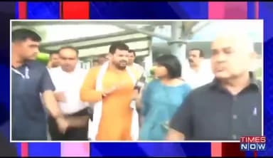 #BJP के अहंकारी सांसद बृजभूषण सिंह एक महिला पत्रकार के साथ बदसलूकी करते हुए दिखे।

#भाजपा_हटाओ_बेटी_बचाओ