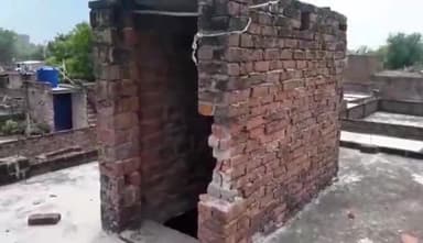 रायबरेली: जैतुपुर में मकान पर आकाशीय बिजली गिरने से छज्जा टूटा, बिजली के उपकरण जलकर हुए खाक व मासूम बच्चा बाल-बाल बचा