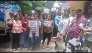 टीकमगढ़: कलेक्ट्रेट में बेरोजगार छात्र-छात्राओं ने पटवारी भर्ती परीक्षा को लेकर किया प्रदर्शन
