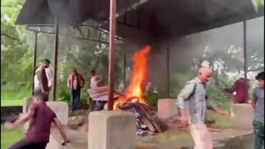 रामगंजमण्डी: उंडवा मुक्तिधाम में नवनिर्मित टीनशेड से टपकते बरसाती पानी के बीच किया गया अंतिम संस्कार, टायर लगाकर जलाना पड़ा शव