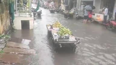 सुनेल: सुनेल कस्बे में झमाझम बारिश से सड़कों पर भरा पानी, दुकानों में घुसा बारिश का पानी