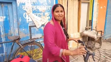 बलरामपुर: विकास भवन में महिला ने श्रम विभाग के कर्मचारी पर लगाया भ्रष्टाचार और उत्पीड़न का आरोप