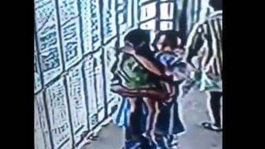 प्रयागराज: खुल्दाबाद थाना अंतर्गत प्लेटफार्म नंबर एक के पास से बच्चा चोरी करने का सीसीटीवी फुटेज आया सामने