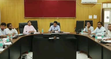 सागर नगर: कलेक्टर ने कलेक्ट्रेट सभाकक्ष में राजस्व अधिकारियों की ली बैठक, दिए जरूरी दिशा निर्देश