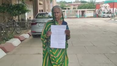 फिरोज़ाबाद: छारबाग निवासी पीड़िता ने जमीन कब्जे की शिकायत को लेकर डीएम कार्यालय पर दिया शिकायती पत्र