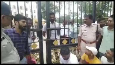 सागर नगर: पटवारी भर्ती परीक्षा के विरोध में सड़क पर उतरे अभ्यर्थी: सागर में रैली निकाल प्रधानमंत्री के नाम कलेक्टर को सौंपा ज्ञापन