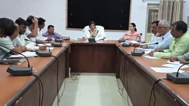 रायबरेली: बचत भवन में समीक्षा बैठक के दौरान जिलाधिकारी ने गोआश्रय स्थलों के रखरखाव के बारे में दिए आवश्यक निर्देश