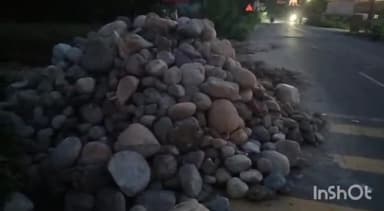 देहरादून: भारी बारिश के चलते गणेशपुर में सड़क का एक हिस्सा धसा