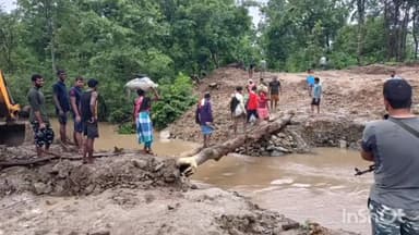 सुकमा: सिलगेर में जवानों ने दिखाई मानवता लकड़ियों से जवानों ने ग्रामीणों के लिए नाले में बनाया पुल