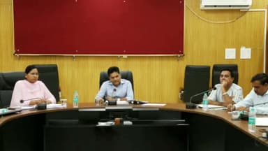 सागर नगर: कलेक्टर दीपक ने कलेक्ट्रेट में आयोजित समीक्षा बैठक में कहा- राजस्व न्यायालयों के प्रकरणों का निष्पादन समय-सीमा में करें