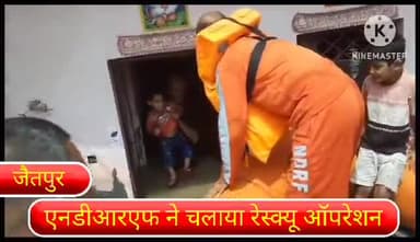सरिता विहार: दिल्ली के बदरपुर इलाके के जैतपुर पार्ट 2 के विश्वकर्मा कॉलोनी में बाढ़ प्रभावित लोगों का एनडीआरएफ ने किया रेस्क्यू